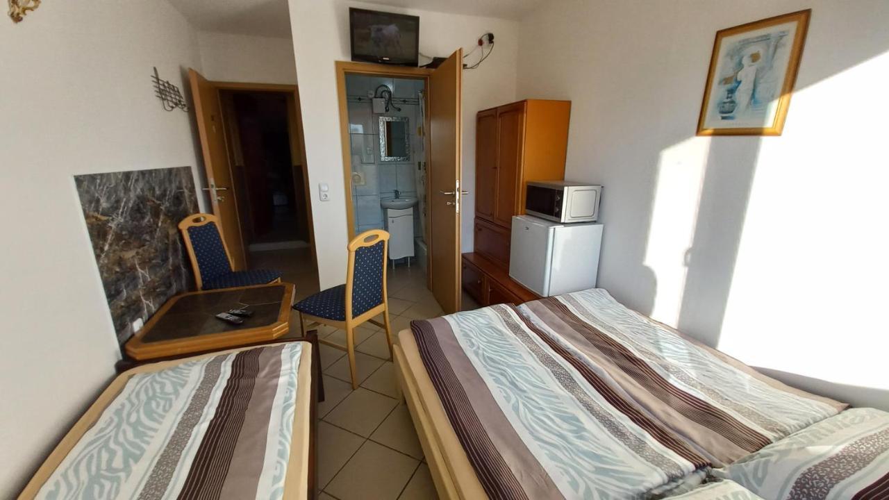 Pokoje Goscinne Dw Antom Dzwirzyno Bagian luar foto