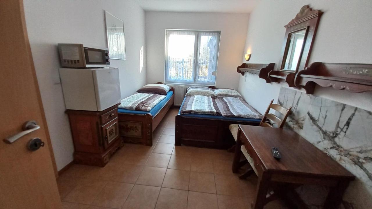Pokoje Goscinne Dw Antom Dzwirzyno Bagian luar foto
