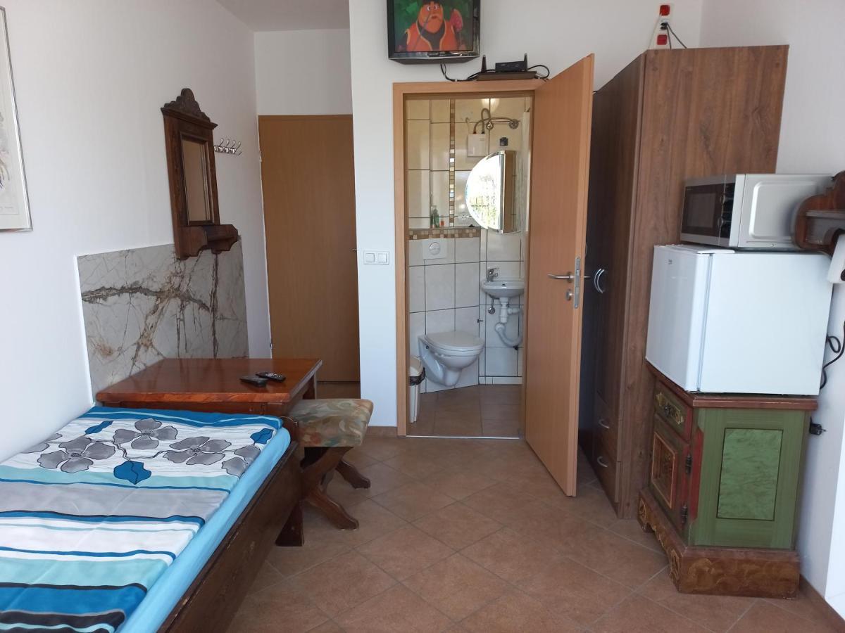 Pokoje Goscinne Dw Antom Dzwirzyno Bagian luar foto